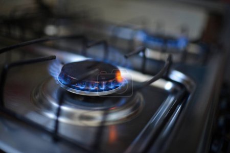 Erdgas brennt durch blaue Flammen in Küchenherd. Food-Cooking-Konzept.