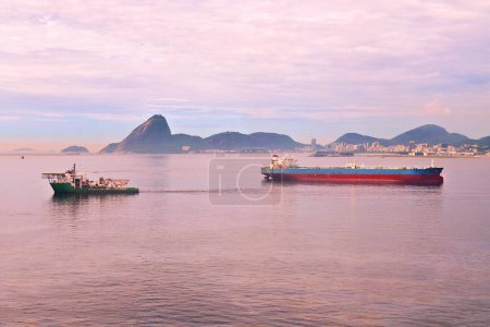 Foto de Buques de carga transitando por el mar y la montaña Sugarloaf en el fondo - Imagen libre de derechos