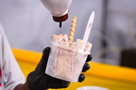 Crème glacée roulée fraîche faite par un vendeur. Une collation congelée populaire en été à Rio de Janeiro