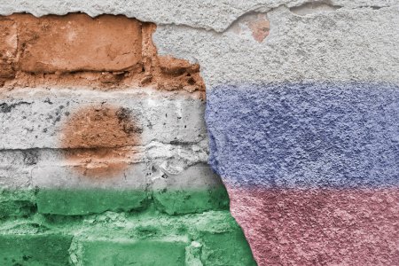 Níger y Rusia. Bandera rusa y nigeriana. Las banderas de los países sobre el fondo de la pared de ladrillo. Arte callejero. Relaciones diplomáticas. Procesos globales en África y el mundo.
