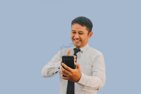 Foto de Adulto hombre asiático con oliendo feliz expresión y dar pulgar a móvil - Imagen libre de derechos