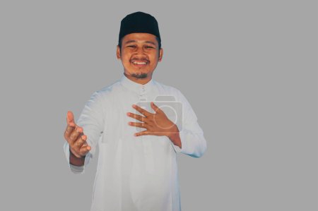 Musulman asiatique souriant pour saluer pendant la célébration du Ramadan