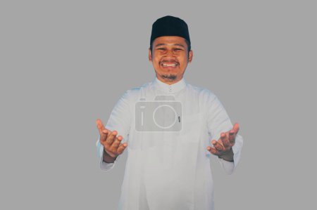 Ein muslimischer Asiate lächelt zur Begrüßung während der Ramadan-Feier