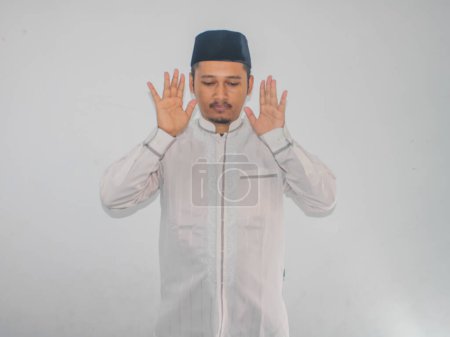 musulmán asiático hombre orando fervientemente