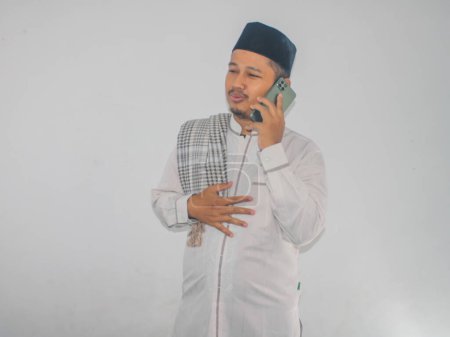 Hombre asiático musulmán llamando a su familia durante la celebración del Ramadán