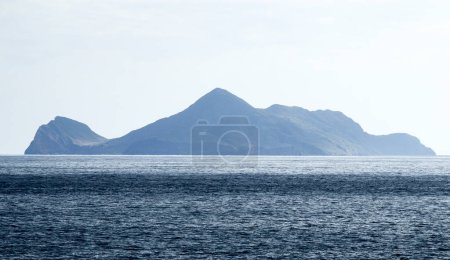 Foto de An island shaped like a turtle in the middle of the sea - Imagen libre de derechos