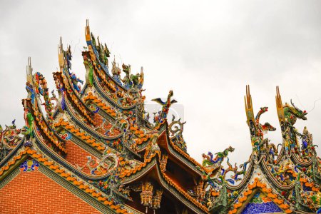 Nahaufnahme traditioneller Dekorationen des Tempels von Taiwan