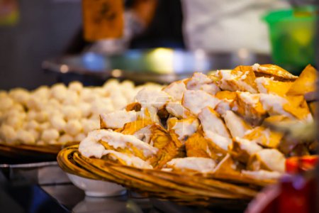 una canasta llena de Ah Gei regordeta, uno de los snacks callejeros más populares de Taiwán