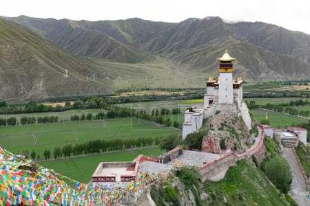 Téléchargez les photos : Le palais Yumbulagang au-dessus de la vallée du Tsetang au Tibet, en Chine. Photo de haute qualité - en image libre de droit