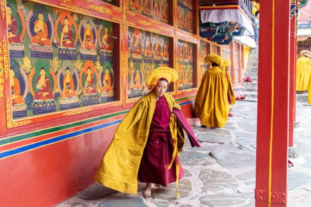 Téléchargez les photos : Moines au monastère bouddhiste du Tibet, 8-2019. Photo de haute qualité - en image libre de droit
