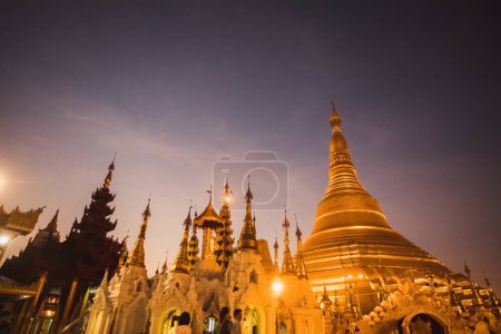 Téléchargez les photos : Yangon, Myanmar - 07-02-2017 Des gens prient à la pagode Shwedagon. Shwedagon est connue comme la pagode la plus sacrée du Myanmar. Photo de haute qualité - en image libre de droit