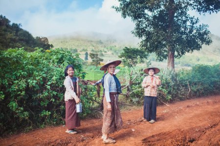 Foto de Myanmar, 18 de febrero de 2021: Tribus que viven en zonas aisladas de Myanmar. Foto de alta calidad. Foto de alta calidad - Imagen libre de derechos