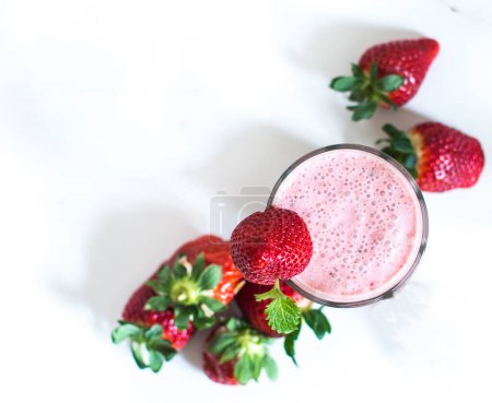 Téléchargez les photos : Smoothie aux fraises dans le verre aux fraises fraîches. - en image libre de droit