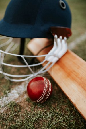 Téléchargez les photos : Équipements de cricket sur herbe verte - en image libre de droit