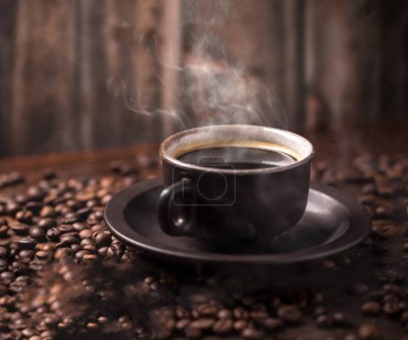 filiżanka kawy z palonymi ziarnami kawy.