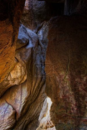 Téléchargez les photos : Une mystérieuse entrée de grotte à Buffalo Park, Flagstaff, Arizona. - en image libre de droit
