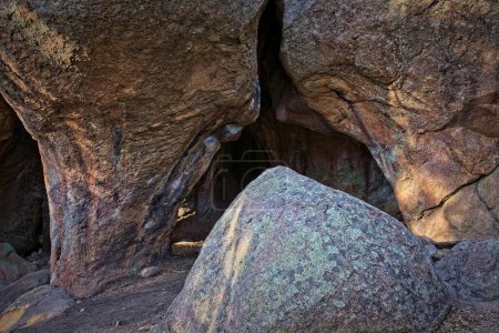 Téléchargez les photos : Une sombre et mystérieuse entrée de grotte à Buffalo Park, Flagstaff, Arizona. - en image libre de droit