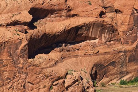 Téléchargez les photos : Vue rapprochée des habitations en falaise, Canyon de Chelle, Arizona. Aussi, des formations rocheuses étonnantes. - en image libre de droit