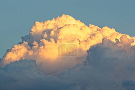 Téléchargez les photos : Grands nuages blancs dans un ciel bleu, au coucher du soleil, Arizona. - en image libre de droit