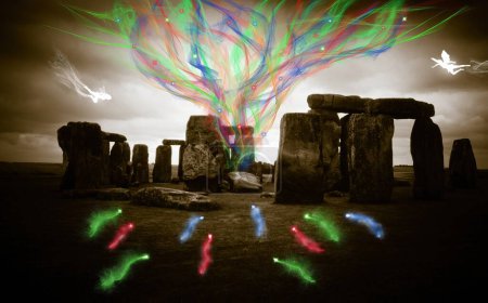 Téléchargez les photos : Fées, et autres créatures, volant autour de Stonehenge libérant de l'énergie. - en image libre de droit