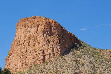 Téléchargez les photos : Montagne rocheuse et dentelée près de la petite ville de Tortilla Flats, Arizona. - en image libre de droit
