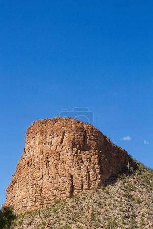 Téléchargez les photos : Rocher, montagne dentelée près de la petite ville de Tortilla Flats, Arizona. - en image libre de droit