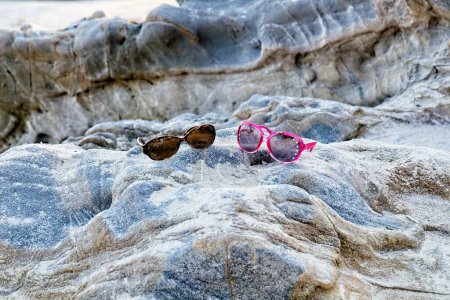 Téléchargez les photos : Lunettes de soleil assises sur des rochers sur le rivage. Laguna Beach, Californie. - en image libre de droit