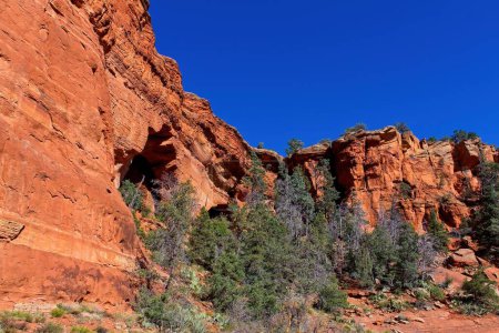 Téléchargez les photos : Soldier`s Pass Arch in the Red Rocks of Sedona, Arizona. Les montagnes sont à droite. - en image libre de droit