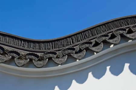 Téléchargez les photos : A roofline decorated with black Chinese tiles at the Huntington Library and Gardens, San Marino, California - en image libre de droit
