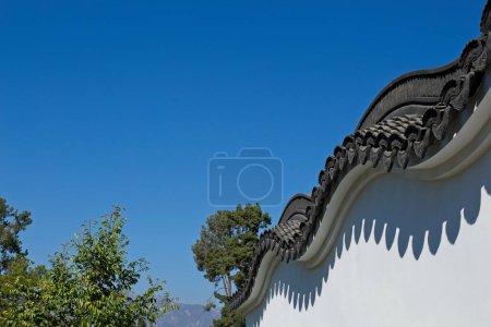 Téléchargez les photos : A roofline decorated with black Chinese tiles at the Huntington Library and Gardens, San Marino, California - en image libre de droit