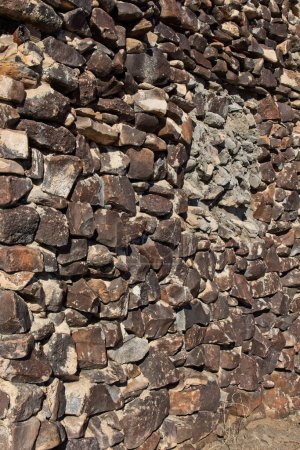 Téléchargez les photos : Mur en pierre d'un ancien atelier de réparation automobile abandonné, Vicksburg, Arizona sur US60. - en image libre de droit