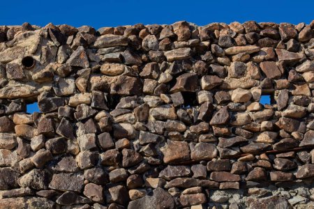 Téléchargez les photos : Mur en pierre d'un ancien atelier de réparation automobile abandonné, Vicksburg, Arizona sur US60. - en image libre de droit