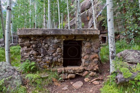 Téléchargez les photos : Deux vieilles maisons de source (maisons de puits) faites par les premiers colons dans la région de Flagstaff, Arizona pour protéger les sources. - en image libre de droit