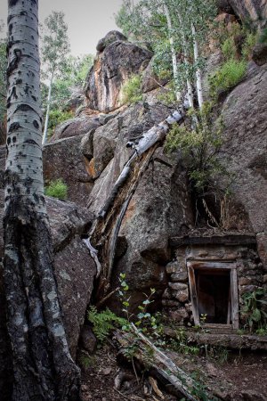 Téléchargez les photos : Ancienne maison de source (maison de puits) faite par les premiers colons dans la région de Flagstaff, Arizona pour protéger les sources. - en image libre de droit