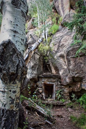Téléchargez les photos : Ancienne maison de source (maison de puits) faite par les premiers colons dans la région de Flagstaff, Arizona pour protéger les sources. - en image libre de droit