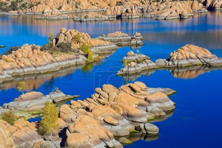 Téléchargez les photos : Watson Lake avec des trembles jaunes à l'automne, Prescott, Arizona. - en image libre de droit