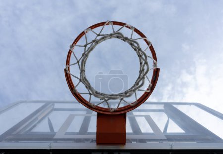 Foto de Foto horizontal de una pelota de baloncesto entrando en la canasta - Imagen libre de derechos