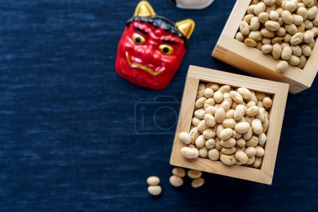  Événement traditionnel japonais Setsubun. Éparpillent les haricots desséchés pour chasser la malchance et appeler à la bonne chance (le dernier jour de l'hiver selon le calendrier lunaire)