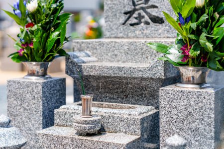 Foto de Paisaje de visitar una tumba japonesa - Imagen libre de derechos