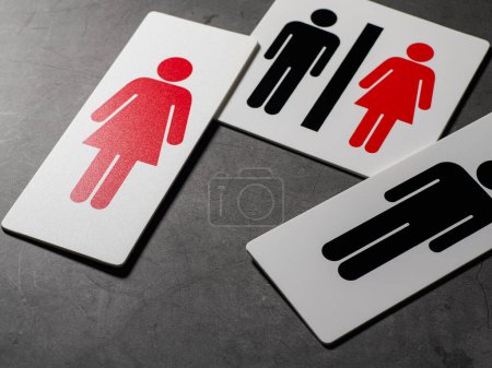 Téléchargez les photos : Signe de salle de bain sur fond sombre - en image libre de droit