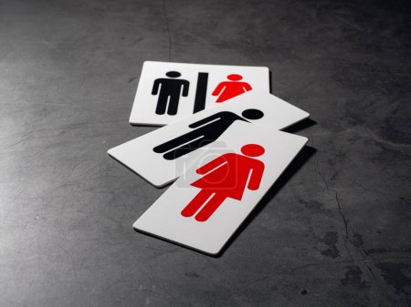 Téléchargez les photos : Signe de salle de bain sur fond sombre - en image libre de droit