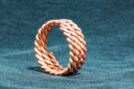 Téléchargez les photos : Anneau de corde marin à l'ancienne en fil de cuivre torsadé - en image libre de droit