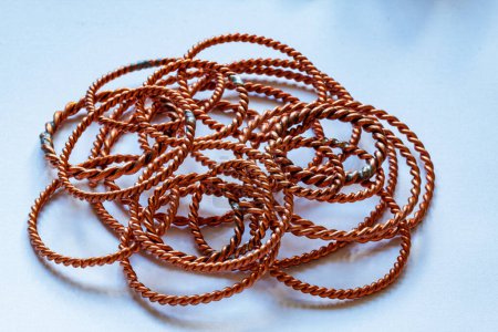 Téléchargez les photos : Conception ancienne des anneaux de cuivre pour aider à wth les corps champs d'énergie - en image libre de droit