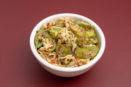 Téléchargez les photos : Grilled okra, in a white bowl on a wooden table, red background - en image libre de droit