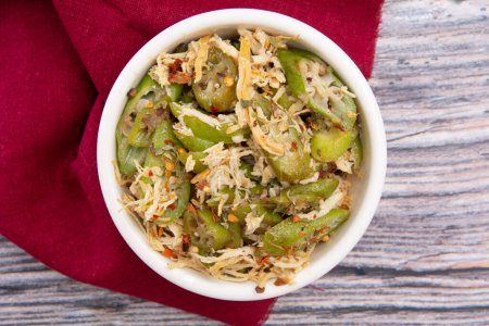 Téléchargez les photos : Okra salad in a bowl - en image libre de droit