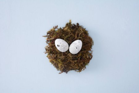 Foto de Small easter eggs in a heart-shaped plate, isolated, top view - Imagen libre de derechos