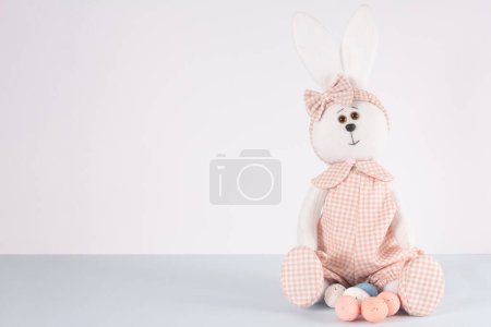 Foto de Conejo de Pascua con huevos, espacio para texto, colores pastel - Imagen libre de derechos