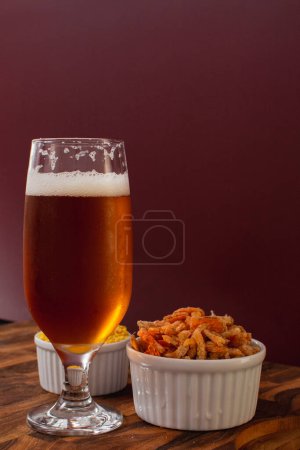 Foto de Camarones secos del noreste, aperitivo salado, con cerveza - Imagen libre de derechos