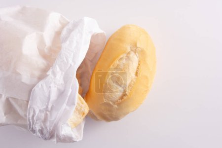 Téléchargez les photos : Pain français frais pain d'un sac, vue sur le dessus, fond blanc - en image libre de droit