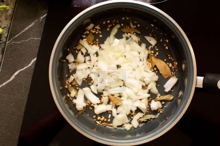 Foto de Vista de arriba hacia abajo de la cocina de cebolla aromática en olla - Imagen libre de derechos